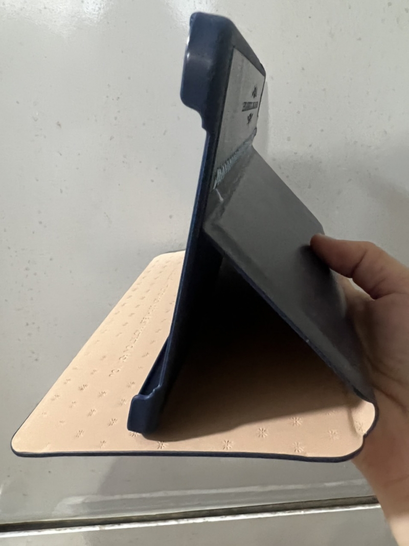 Bao Da Samsung Galaxy Tab A9 X110/X115 Da PU Hiệu Kaku này được làm bằng da trơn chất liệu cao cấp chắc chắn giúp bao da không bị bong tróc và trở nên bền bỉ hơn, bảo vệ cho chiếc tablet của bạn không bị trầy xước